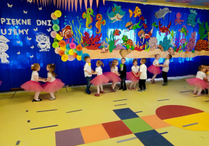 Taniec "Hop siup dana dana' w wykonaniu dzieci